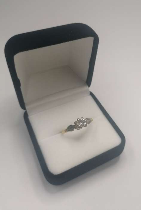 *Vintage Round Brilliant Solitaire Set in 18k Yellow Gold and Platinum*